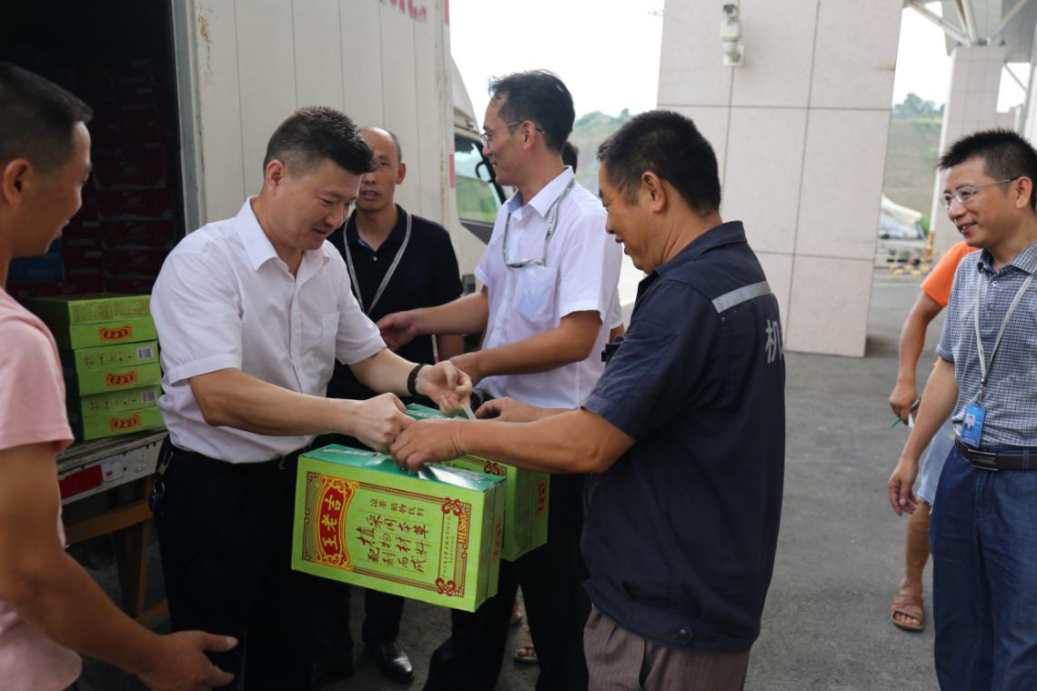 炎炎夏日送清涼 絲絲涼意沁人心 ——張家界機(jī)場(chǎng)分公司工會(huì)開(kāi)展送清涼活動(dòng)