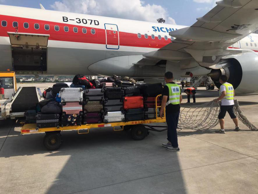 確保旅客順暢出行，機場一線職工高溫堅守！