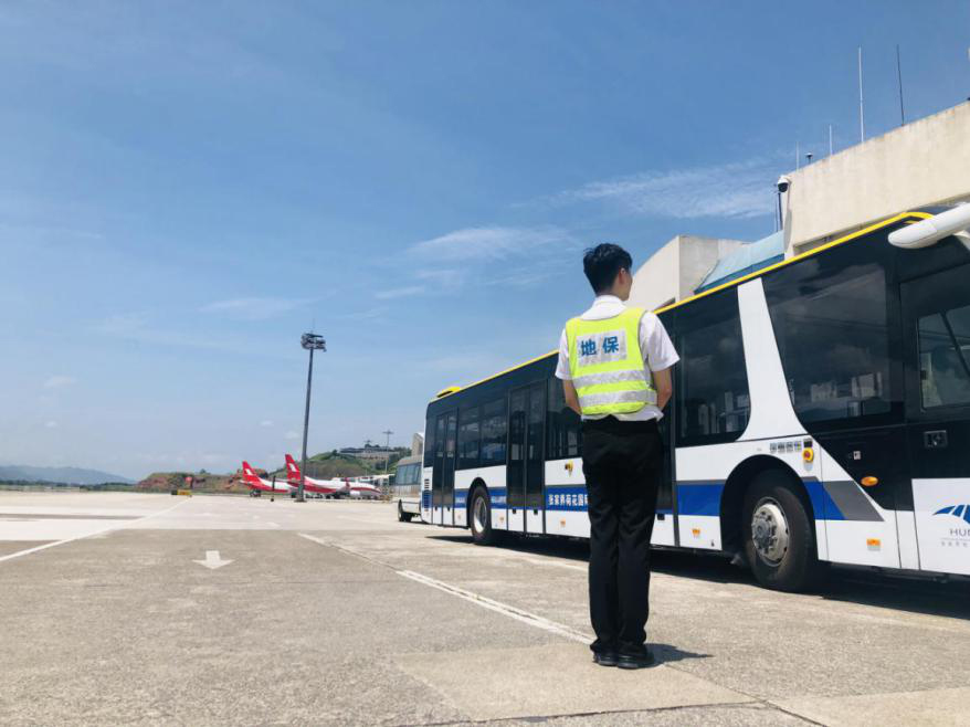 確保旅客順暢出行，機場一線職工高溫堅守！