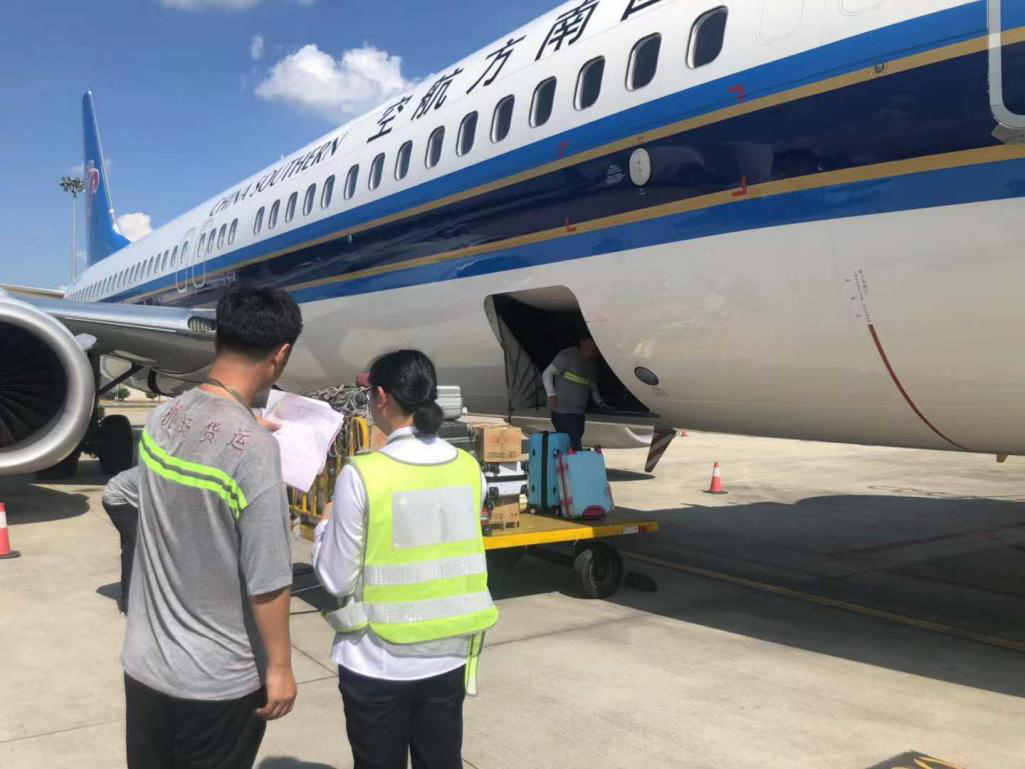 確保旅客順暢出行，機場一線職工高溫堅守！
