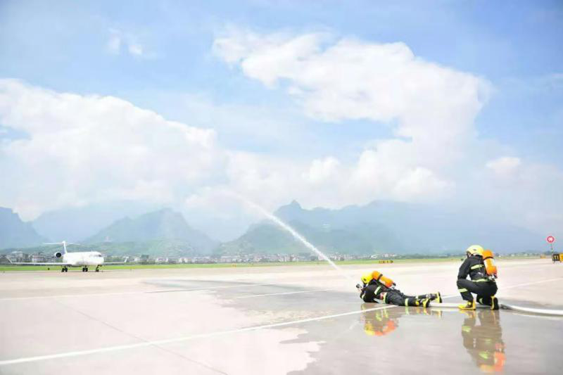 確保旅客順暢出行，機場一線職工高溫堅守！