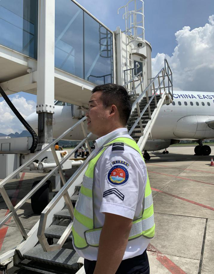 確保旅客順暢出行，機場一線職工高溫堅守！