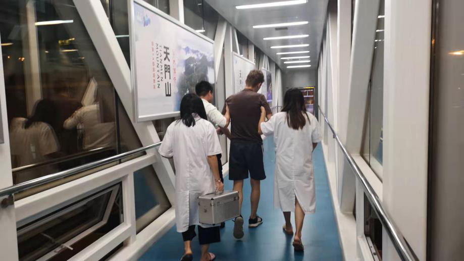 暖心！外籍小伙忽感不適癱坐廊橋，張家界機場緊急救護