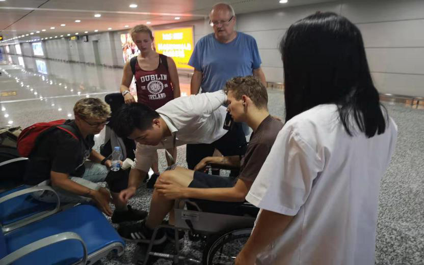 暖心！外籍小伙忽感不適癱坐廊橋，張家界機場緊急救護